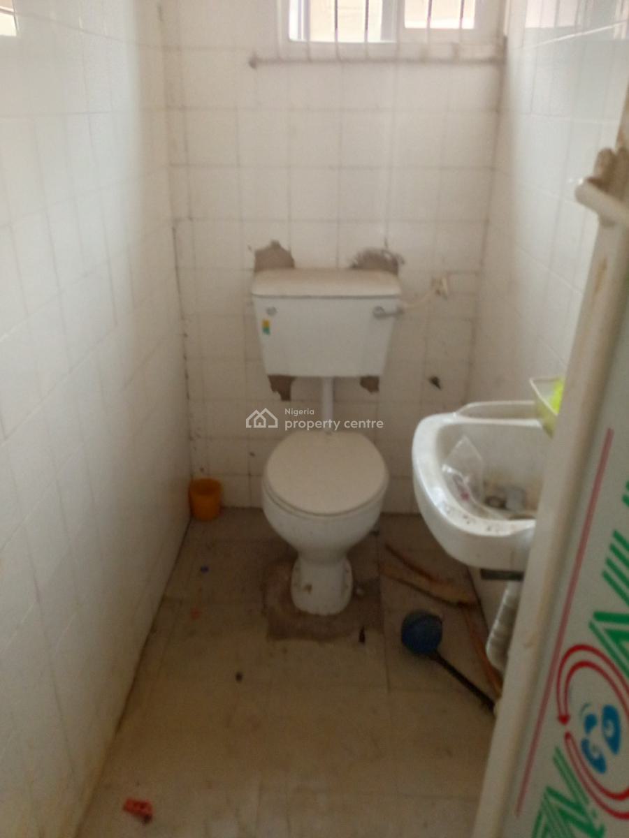 Spacious 3bed Room Flat in a Good Environment, Alagomeji, Yaba, Lagos, Flat / Apartment for Rent