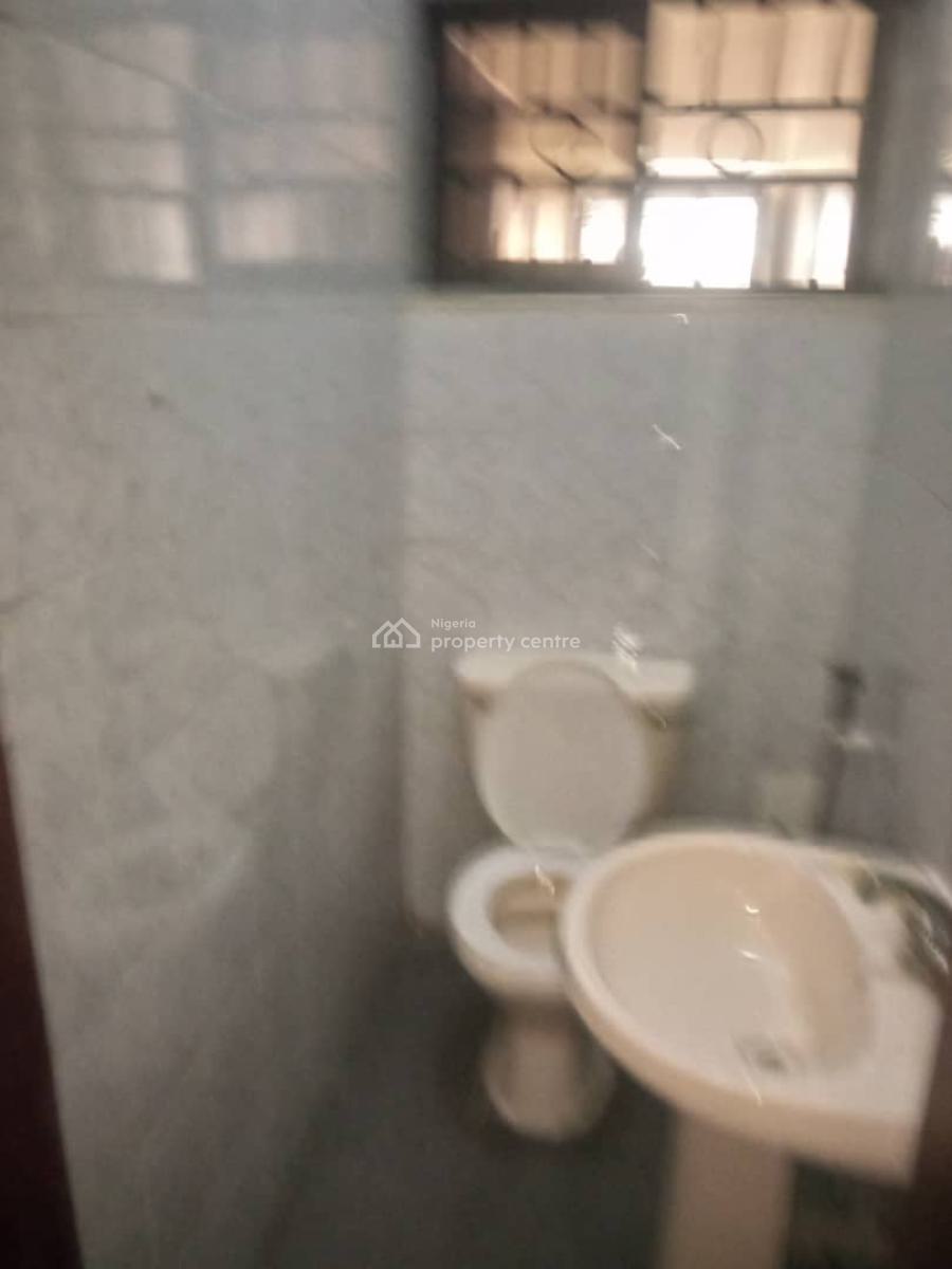 Spacious and Clean 2 Bedroom Flat, Lekki Phase 1, Lekki, Lagos, Flat / Apartment for Rent