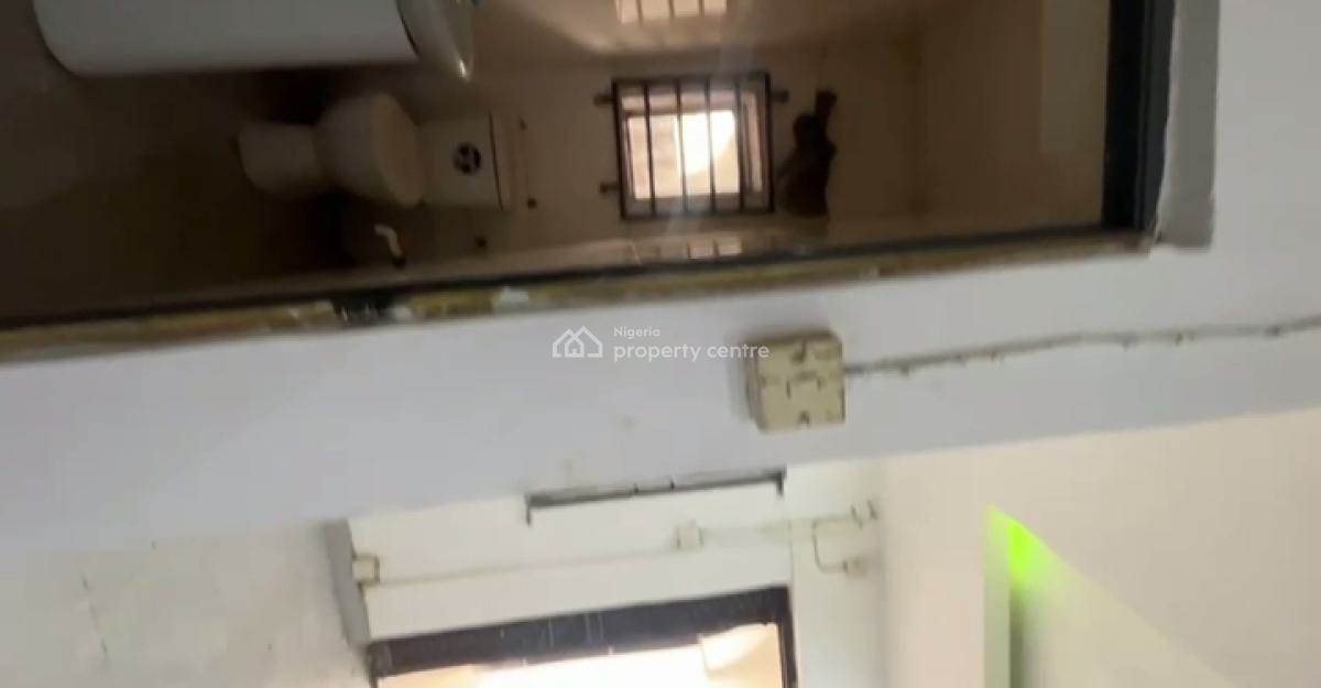 Standard Spacious 3 Bedroom Ground Flat, Shomolu, Lagos, Flat / Apartment for Rent