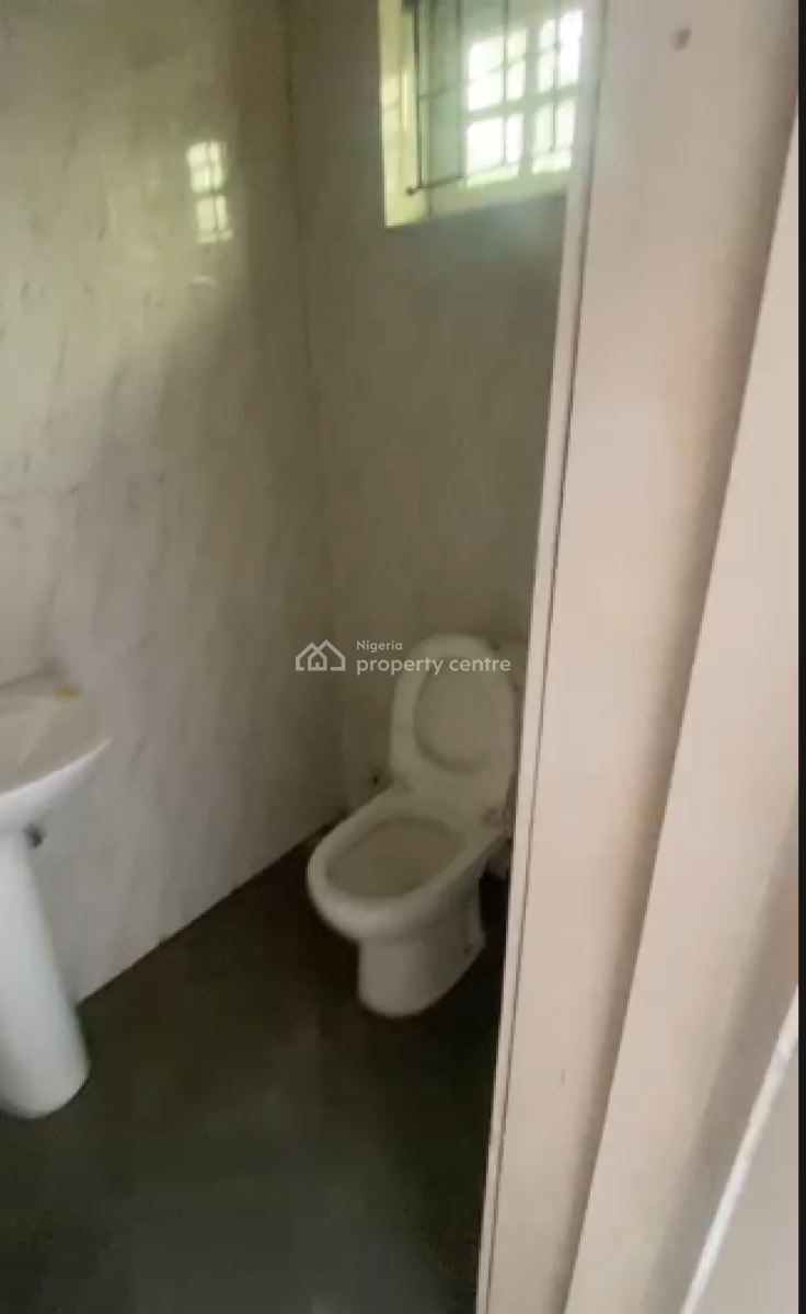 Spacious 1 Bedroom Bq in a Secured Estate, Chevron Alternative, Lekki Phase 2, Lekki, Lagos, Flat / Apartment for Rent