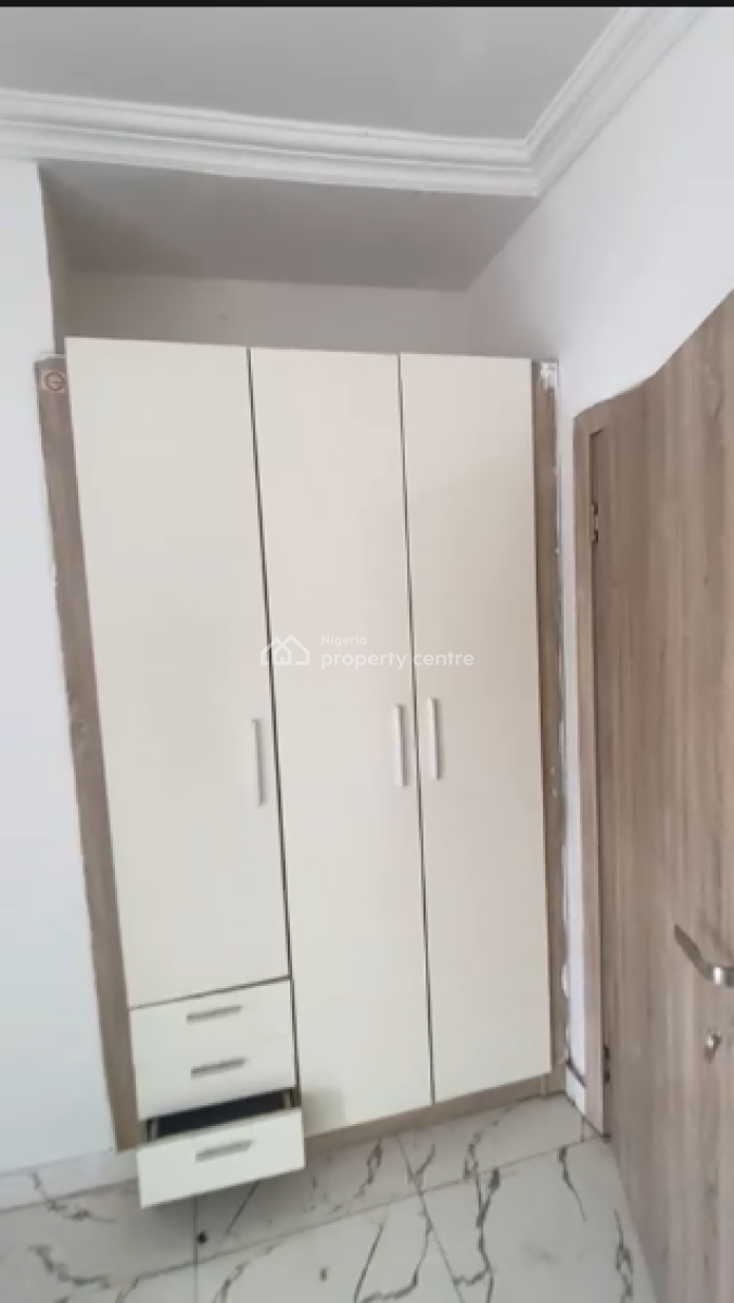 Spacious 1 Bedroom Upstairs, Chevron Alternative, Lekki Phase 2, Lekki, Lagos, Flat / Apartment for Rent