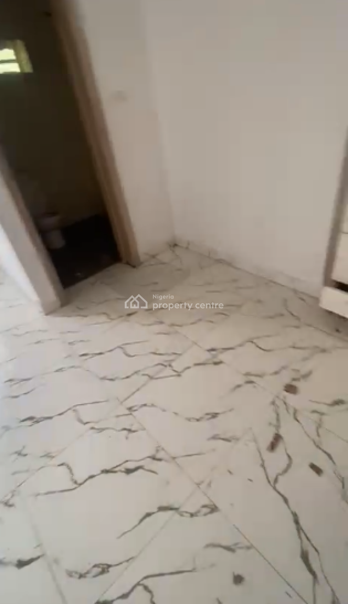 Spacious 1 Bedroom Upstairs, Chevron Alternative, Lekki Phase 2, Lekki, Lagos, Flat / Apartment for Rent