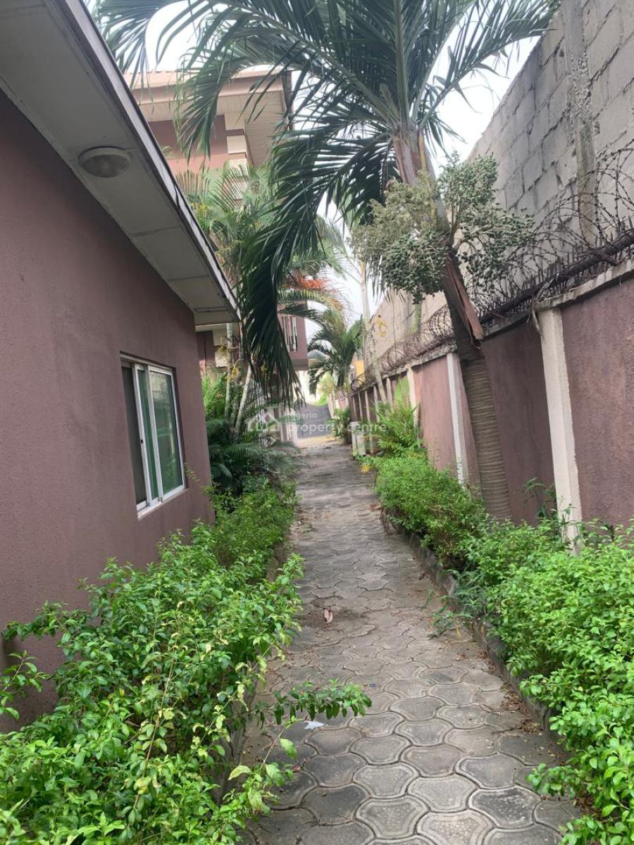 Vacant 5 Bedrooms Spacious Detached House with 2 Rooms Guest Chalet, Lekki Phase 1, Lekki, Lagos, Detached Duplex for Sale