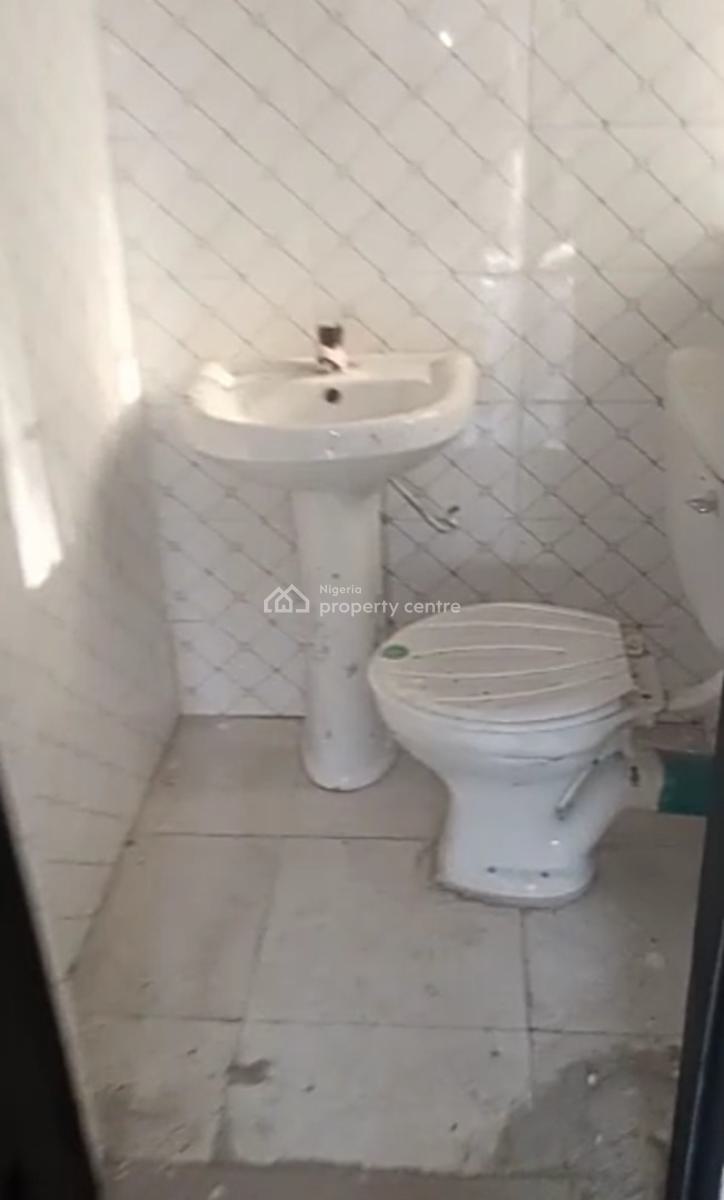 Spacious 2 Bedroom Upstairs Apartment { Video}, Thomas Estate, Ajah, Lagos, Flat / Apartment for Rent