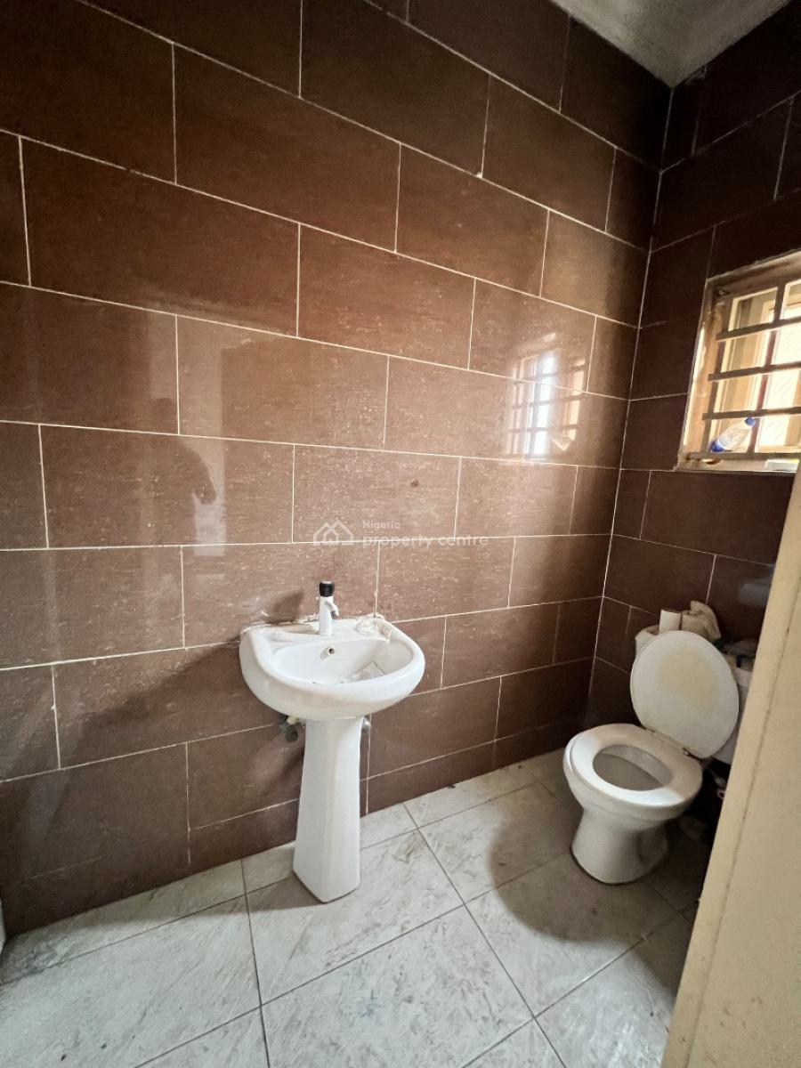 Spacious 2 Bedroom Apartment, Lekki Phase 1, Lekki, Lagos, Flat / Apartment for Rent