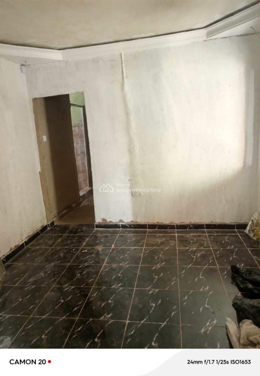 a Very Decent 2 Bedroom Flat Upstairs, Surulere, Lagos, Flat / Apartment for Rent