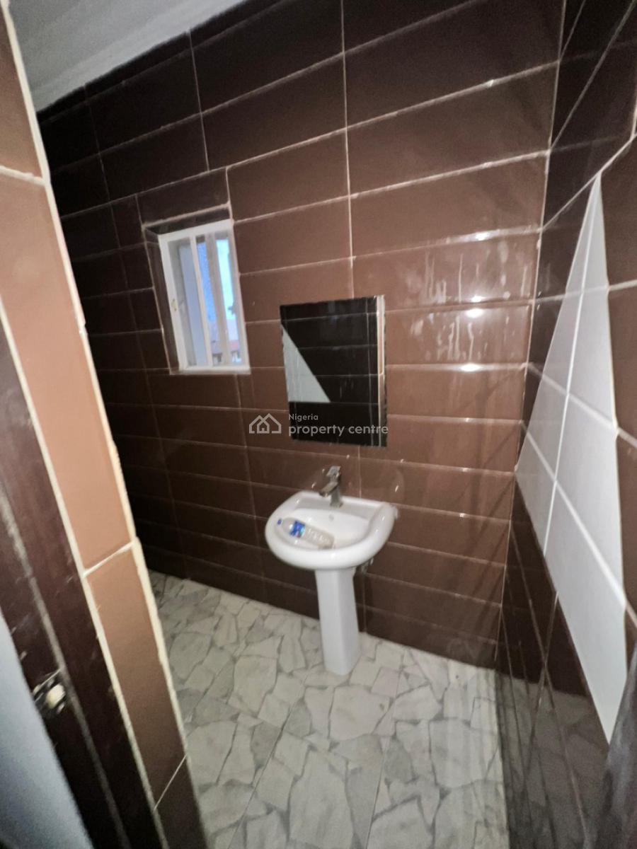a Well Built 2 Bedroom Flat, Mobil Road, Lekki Phase 2, Lekki, Lagos, Flat / Apartment for Rent