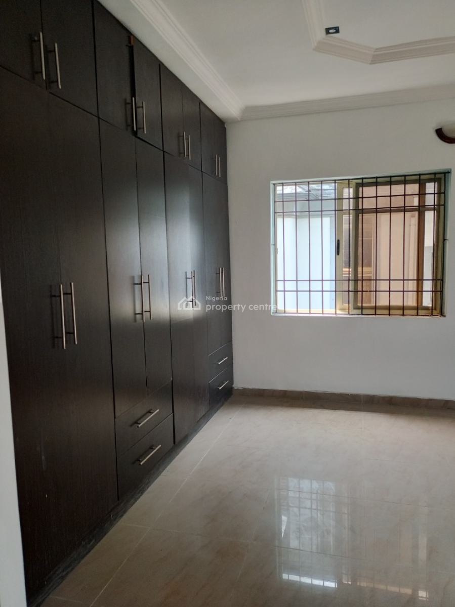 Spacious 2 Bedroom Apartment Upstairs, Ikate Elegushi, Lekki, Lagos, Flat / Apartment for Rent