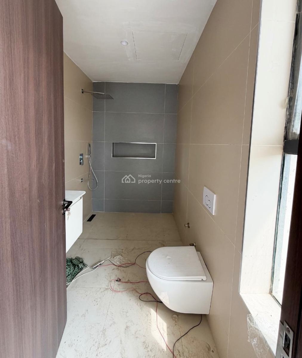 Lovely 2 Bedroom Apartment with Bq, Lekki Phase 1, Lekki Phase 1, Lekki, Lagos, Block of Flats for Sale