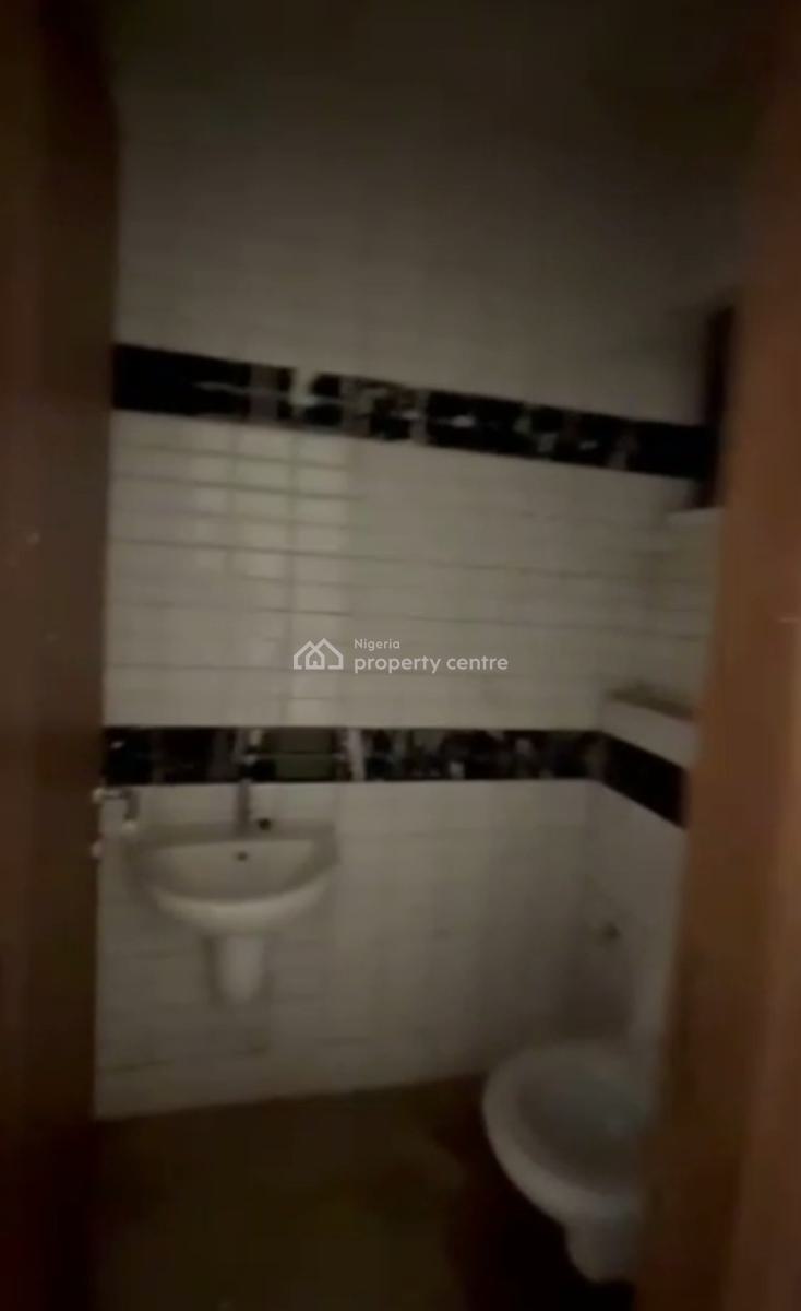 Pharmacy Shop Space in a Shopping Mall, Wuse 2, Abuja, Plaza / Complex / Mall for Rent