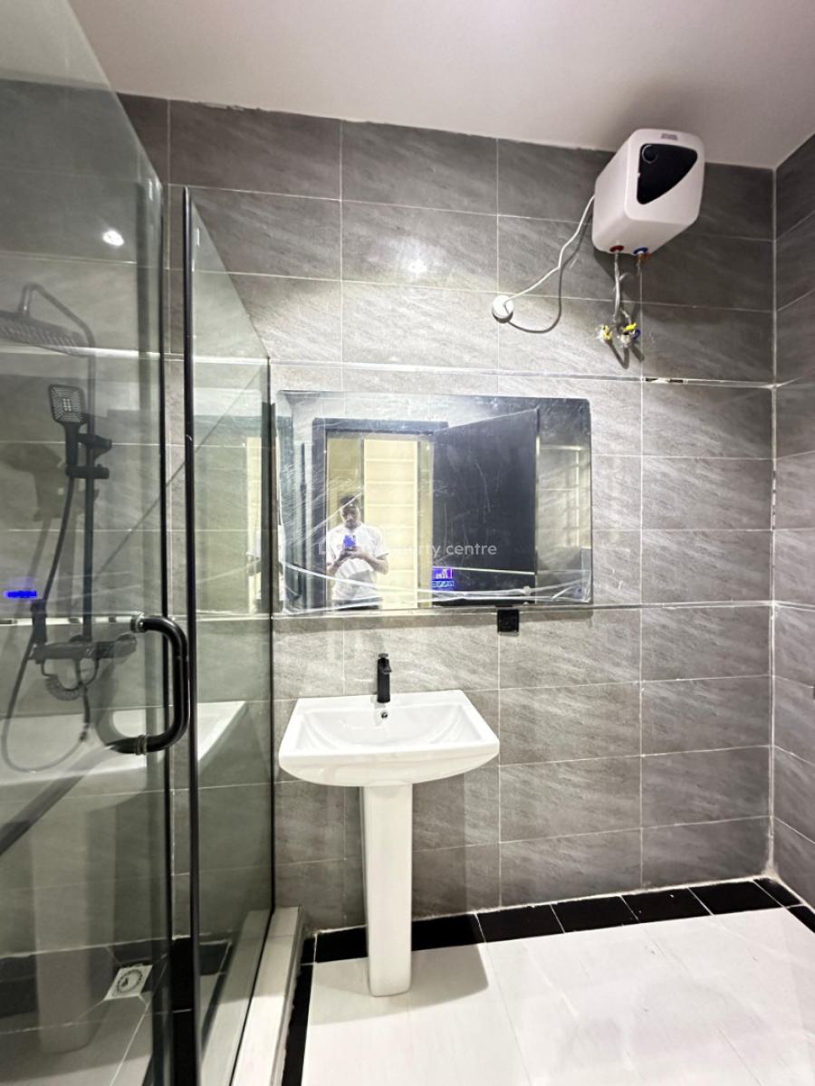 Spacious 3 Bedroom Apartment with an Elevator, Spacious 3 Bedroom Apartment with an Elevator, Lekki Phase 1, Lekki, Lagos, Flat / Apartment for Sale