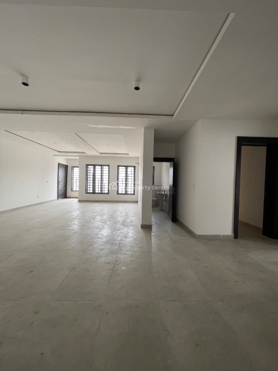 Spacious  4 Bedroom Apartment with Elevator & Bq, Lekki Phase 1, Lekki, Lagos, Block of Flats for Sale