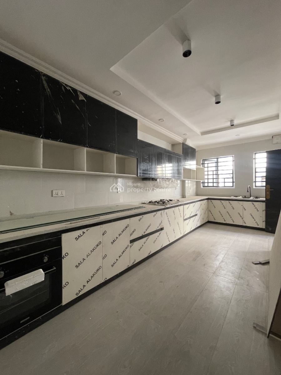 Spacious  4 Bedroom Apartment with Elevator & Bq, Lekki Phase 1, Lekki, Lagos, Block of Flats for Sale