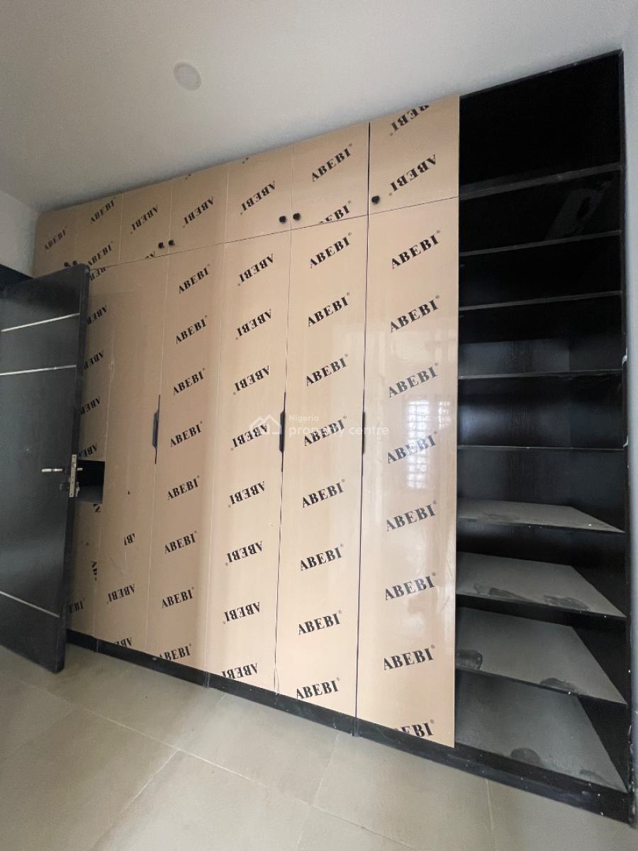 Spacious  4 Bedroom Apartment with Elevator & Bq, Lekki Phase 1, Lekki, Lagos, Block of Flats for Sale