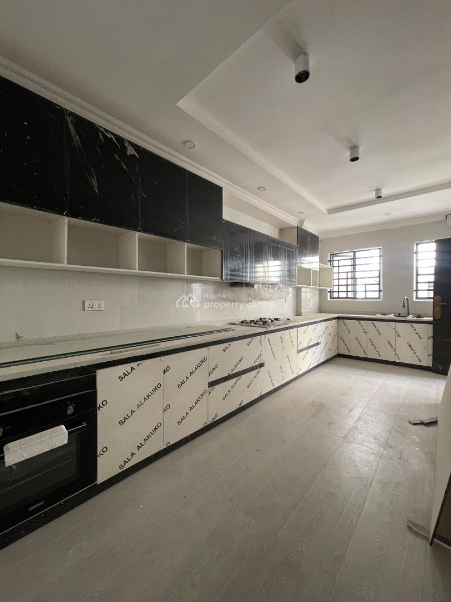 Spacious  4 Bedroom Apartment with Elevator & Bq, Lekki Phase 1, Lekki, Lagos, Block of Flats for Sale