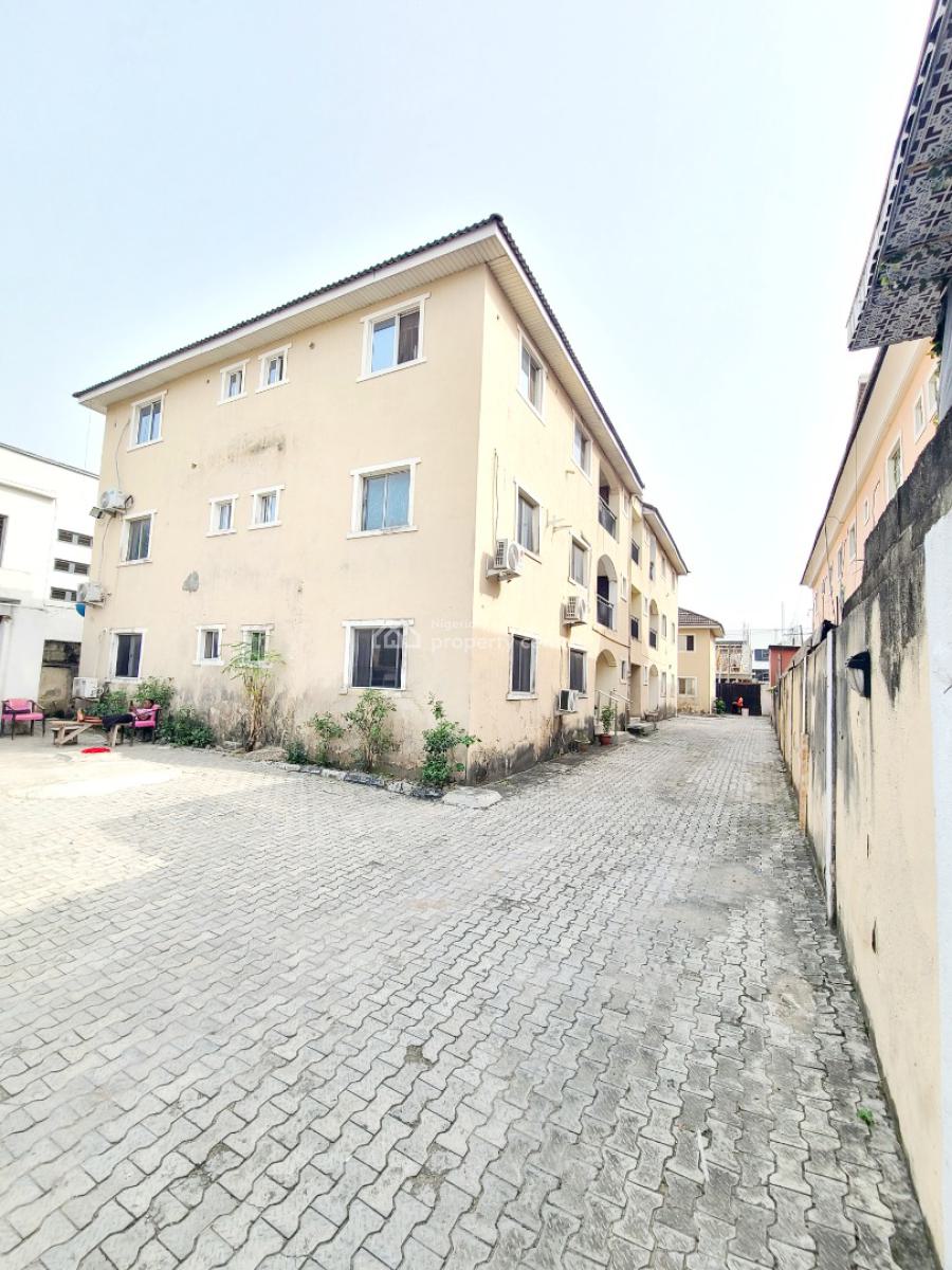 Spacious 3 Bedroom Flat, Ilasan, Lekki, Lagos, Flat / Apartment for Rent