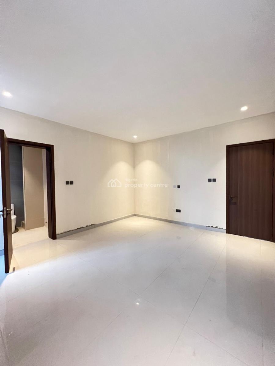 Spacious 2 Bedroom Apartment, Lekki Phase 1, Lekki, Lagos, Flat / Apartment for Sale