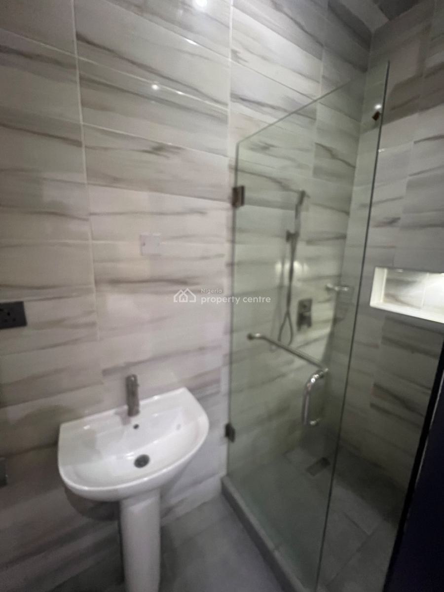 Well Maintained 3 Bedroom Penthouse at Cardogan Estate Osapa, Osapa, Lekki, Lagos, Block of Flats for Sale