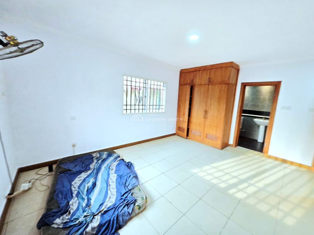 Massive and Newly Renovated Block of Four Unit Apartments, Lekki Phase 1, Lekki, Lagos, Flat / Apartment for Rent