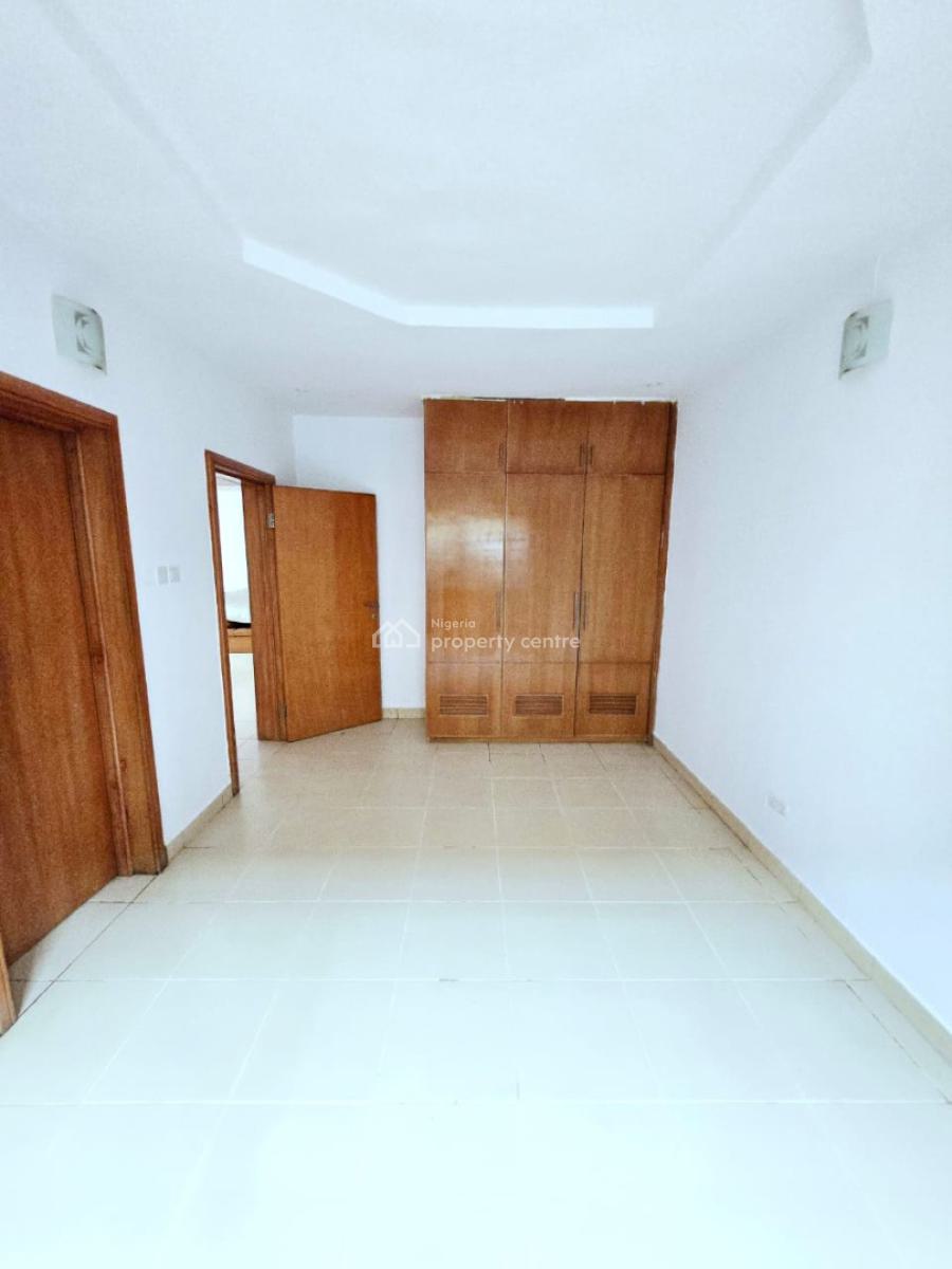 Massive and Newly Renovated Block of Four Unit Apartments, Lekki Phase 1, Lekki, Lagos, Flat / Apartment for Rent