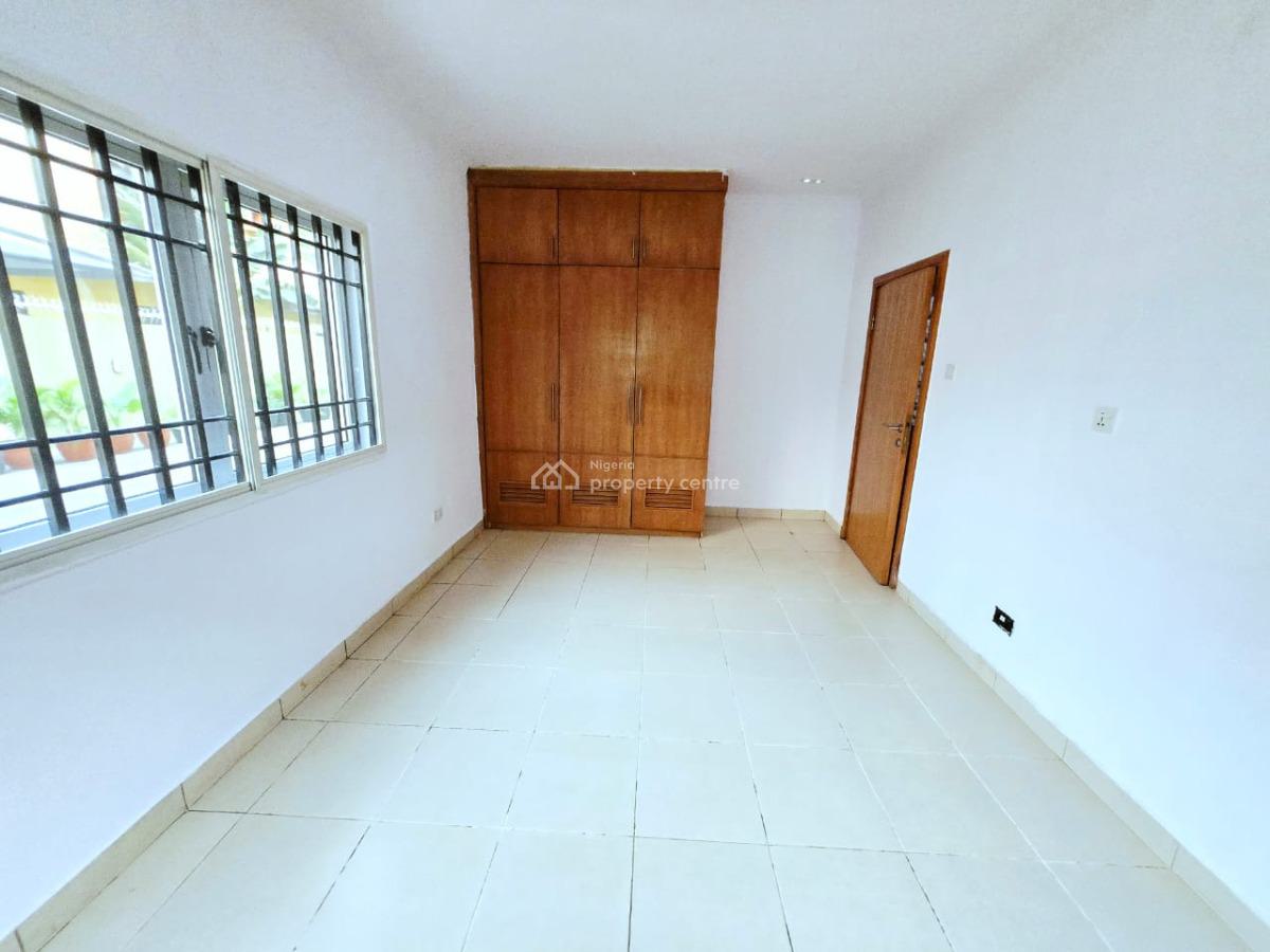 Massive and Newly Renovated Block of Four Unit Apartments, Lekki Phase 1, Lekki, Lagos, Flat / Apartment for Rent