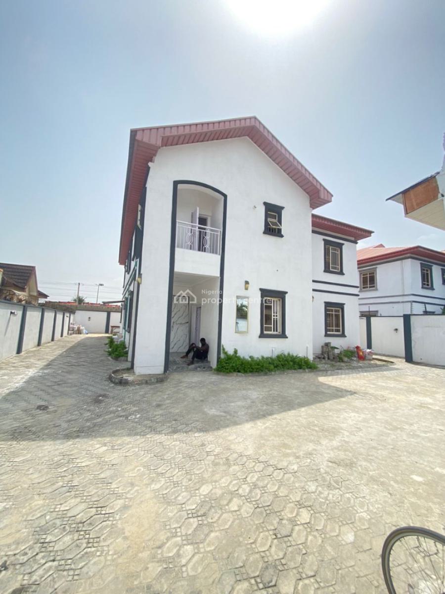 Clean 2 Bedroom Apartment (upstairs), Lekki Phase 1, Lekki, Lagos, Flat / Apartment for Rent