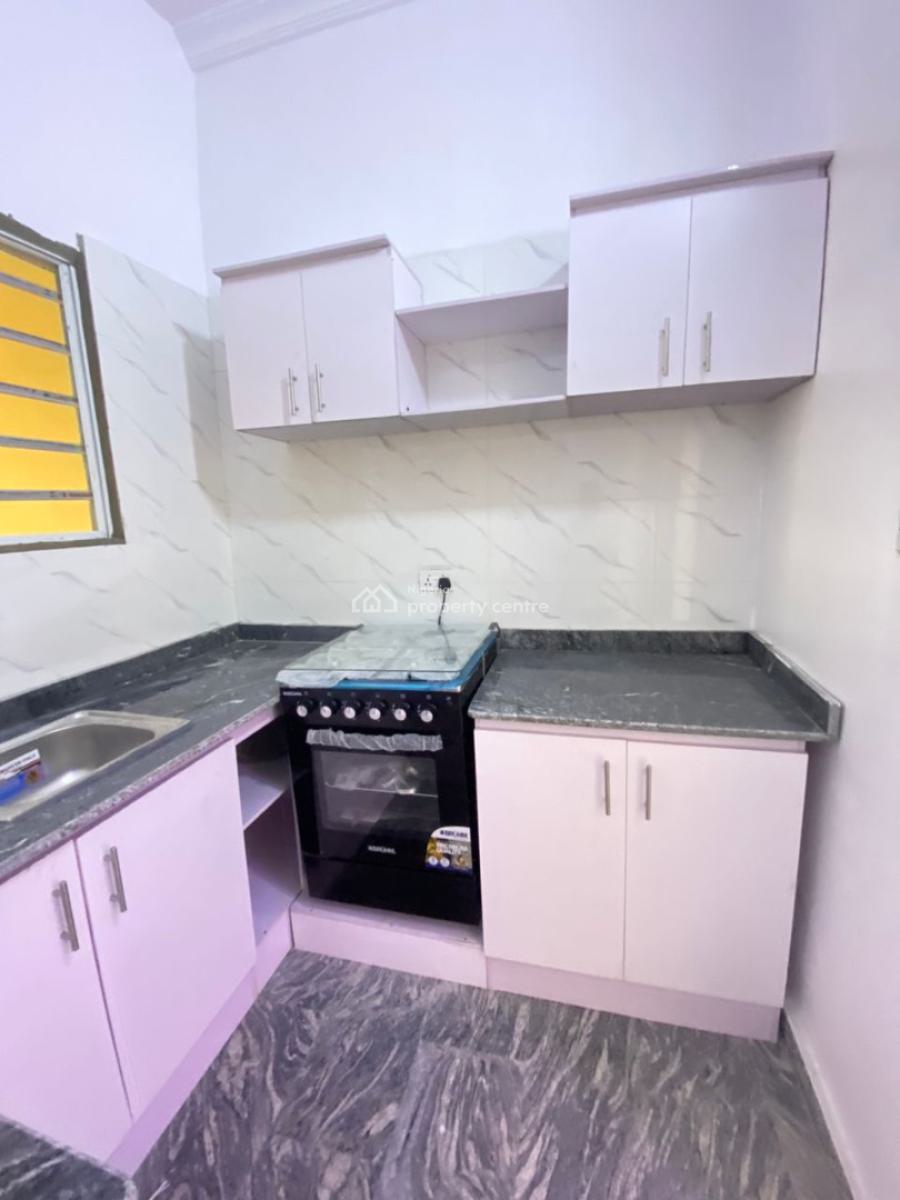 Clean 2 Bedroom Apartment (upstairs), Lekki Phase 1, Lekki, Lagos, Flat / Apartment for Rent