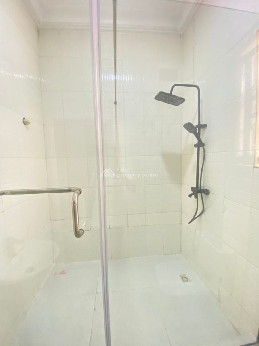 Clean 2 Bedroom Apartment (upstairs), Lekki Phase 1, Lekki, Lagos, Flat / Apartment for Rent