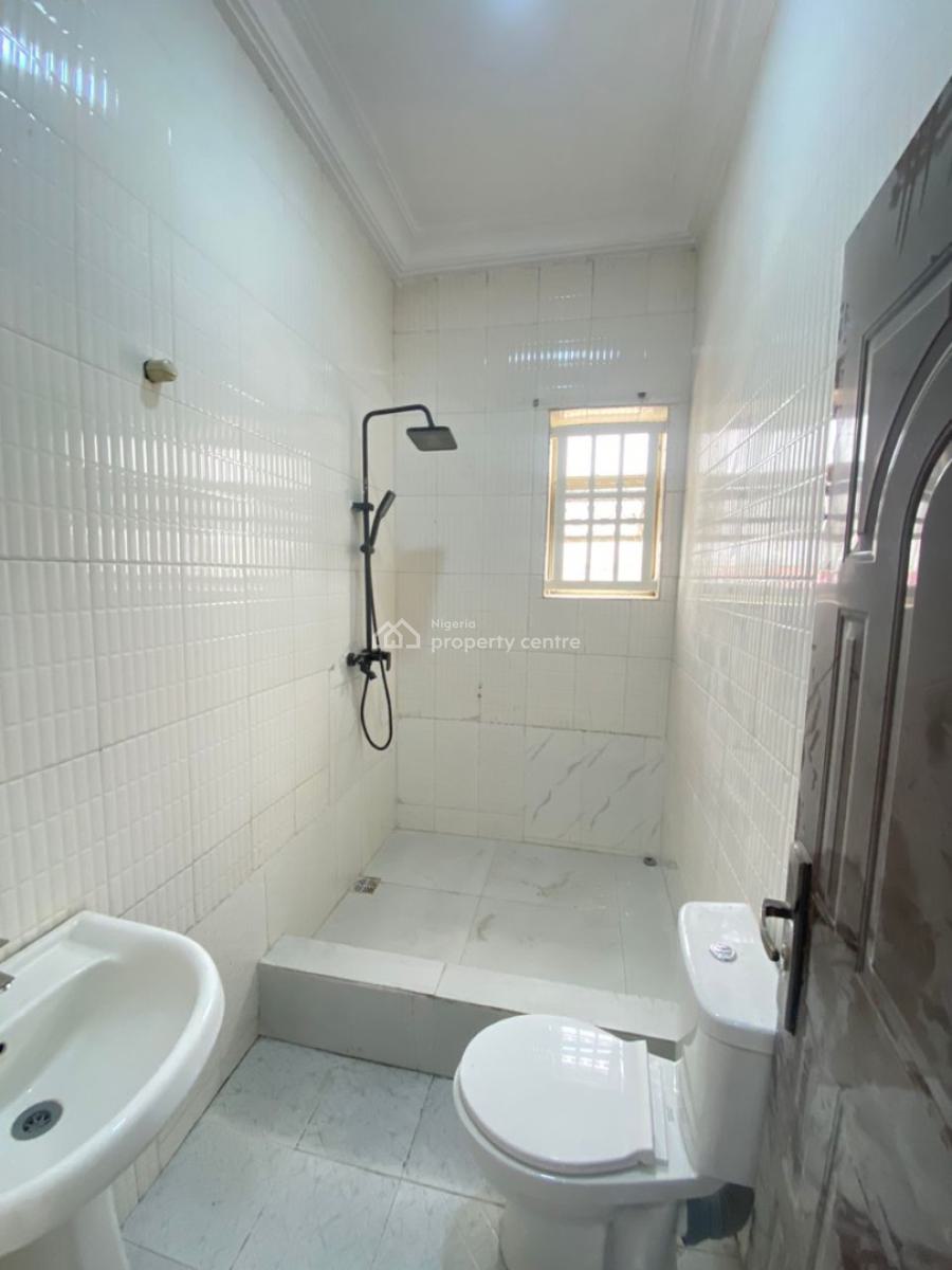 Clean 2 Bedroom Apartment (upstairs), Lekki Phase 1, Lekki, Lagos, Flat / Apartment for Rent