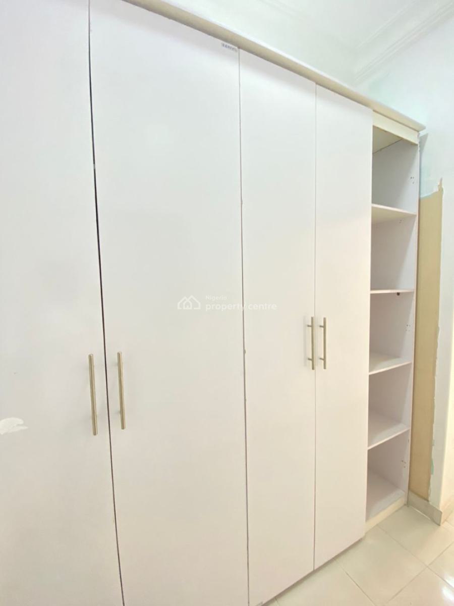 Clean 2 Bedroom Apartment (upstairs), Lekki Phase 1, Lekki, Lagos, Flat / Apartment for Rent