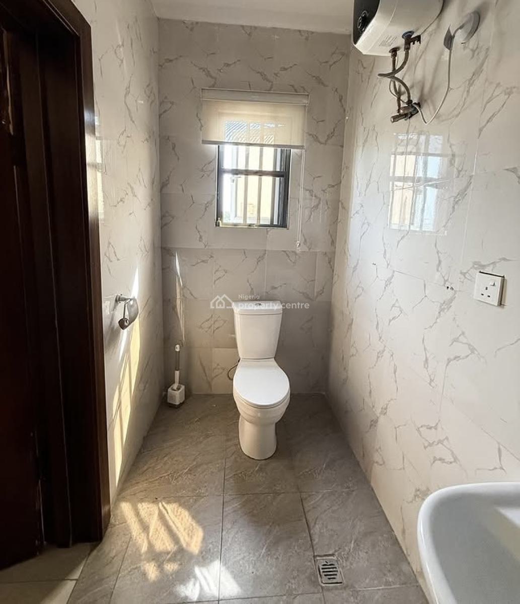 Spacious 2 Bedroom Apartment with Bq, Lekki Phase 1, Lekki, Lagos, Block of Flats for Sale