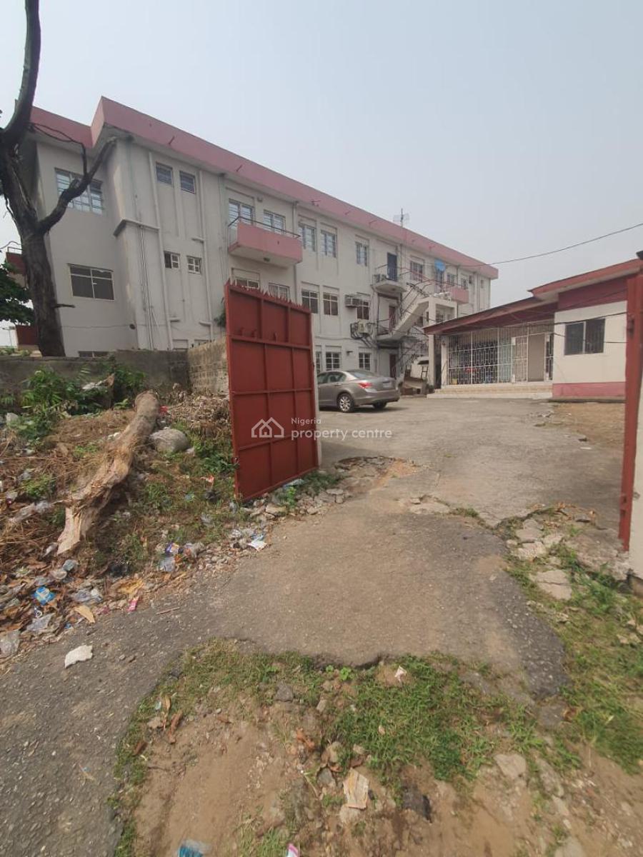 a Commercial Building on 1500sqm Land, Obanikoro Ikorodu Road, Obanikoro, Shomolu, Lagos, Office Space for Sale