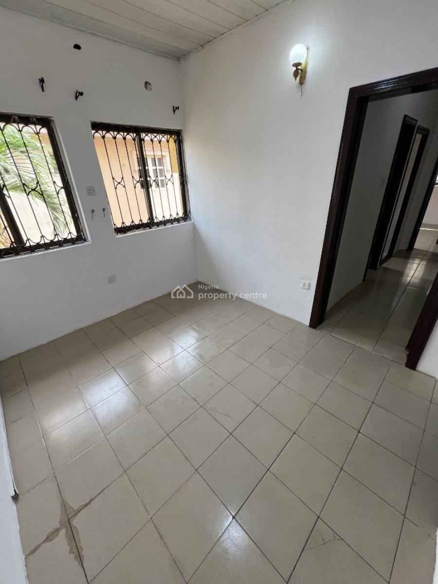 Standard Room & Parlour (upstairs) in Aquiet Location. Pay and Move in, Lekki Phase 1, Lekki, Lagos, Mini Flat (room and Parlour) for Rent