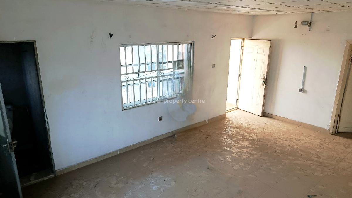 Spacious 3 Bedroom Flat with 3 Baths, Upstairs, By Hughes Avenue, Alagomeji, Yaba, Lagos, Office Space for Rent