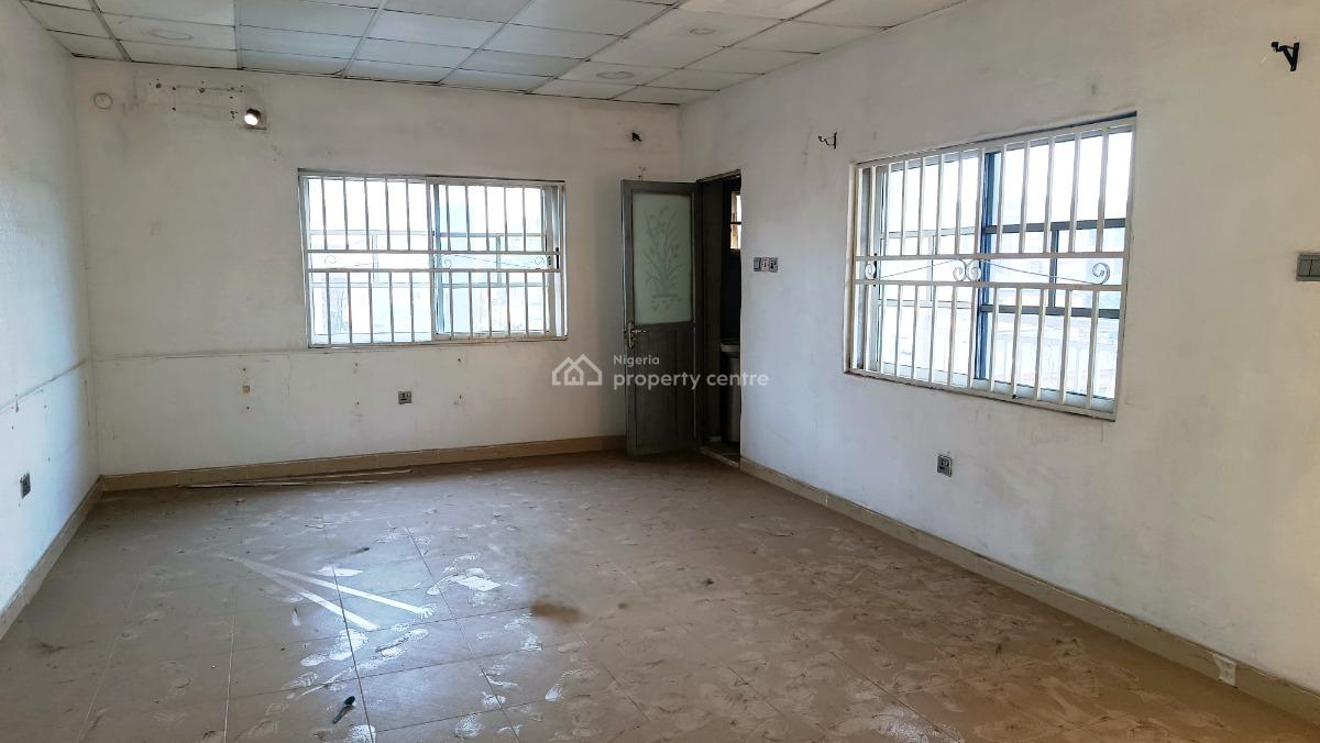 Spacious 3 Bedroom Flat with 3 Baths, Upstairs, By Hughes Avenue, Alagomeji, Yaba, Lagos, Office Space for Rent