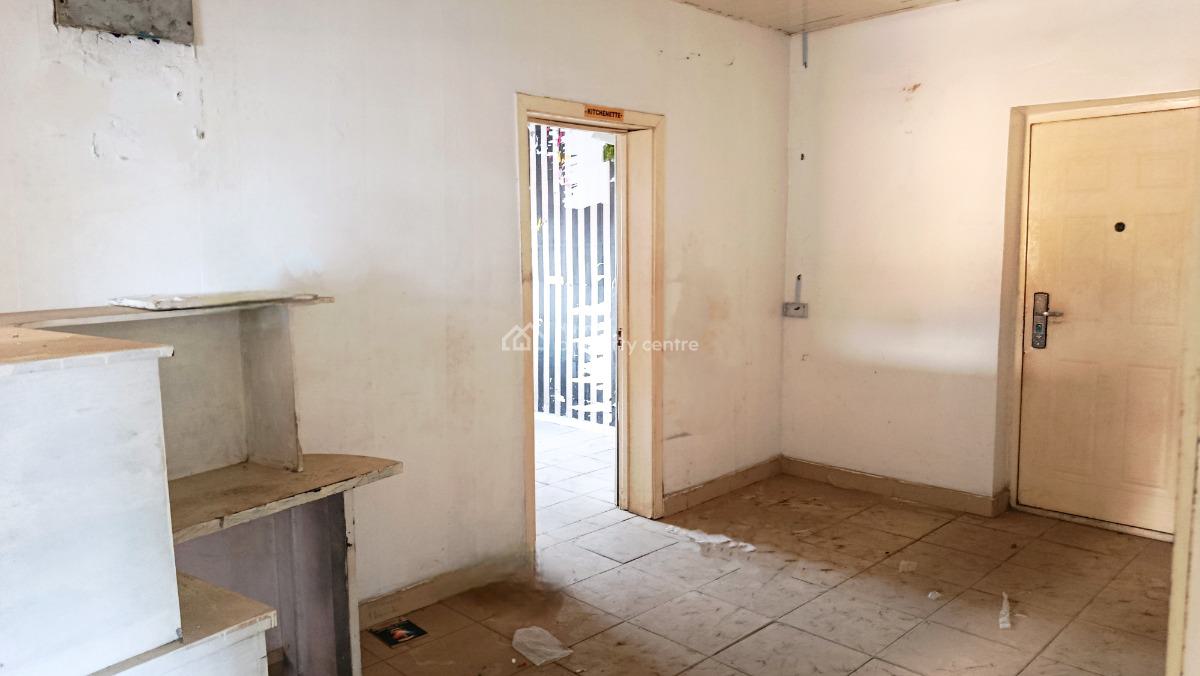 Spacious 3 Bedroom Flat with 3 Baths, Upstairs, By Hughes Avenue, Alagomeji, Yaba, Lagos, Office Space for Rent