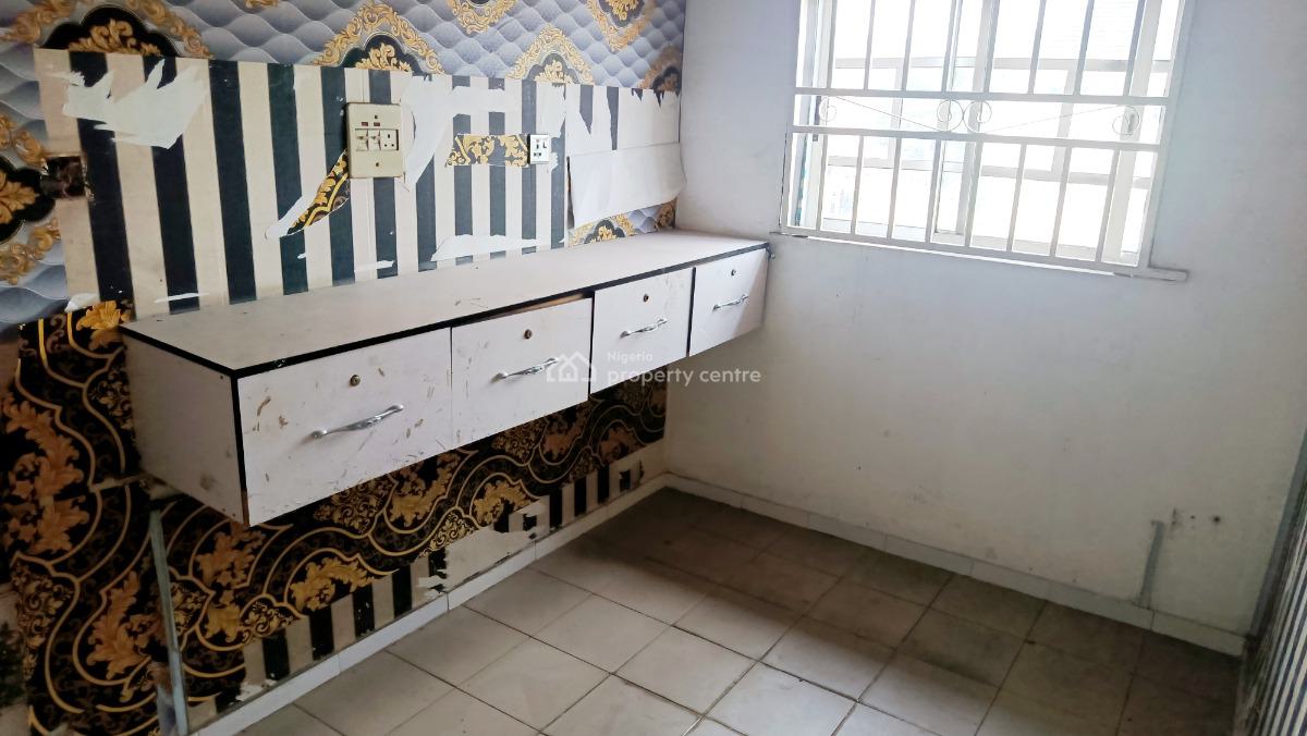 Spacious 3 Bedroom Flat with 3 Baths, Upstairs, By Hughes Avenue, Alagomeji, Yaba, Lagos, Office Space for Rent