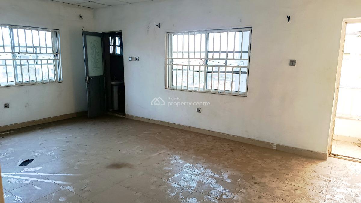 Spacious 3 Bedroom Flat with 3 Baths, Upstairs, By Hughes Avenue, Alagomeji, Yaba, Lagos, Office Space for Rent