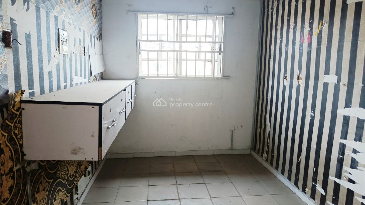 Spacious 3 Bedroom Flat with 3 Baths, Upstairs, By Hughes Avenue, Alagomeji, Yaba, Lagos, Office Space for Rent