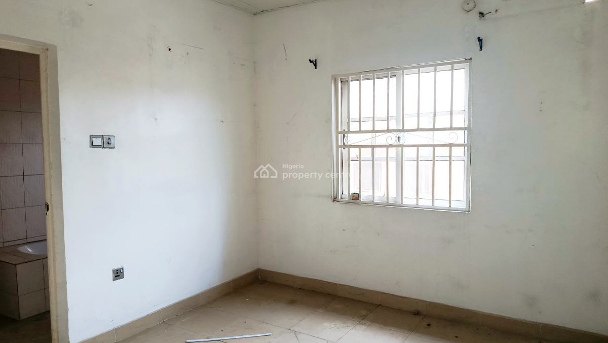 Spacious 3 Bedroom Flat with 3 Baths, Upstairs, By Hughes Avenue, Alagomeji, Yaba, Lagos, Office Space for Rent