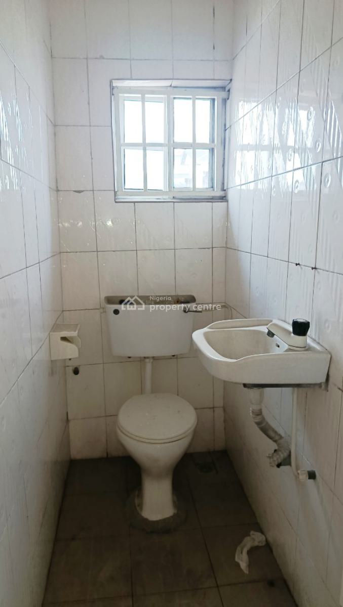 Spacious 3 Bedroom Flat with 3 Baths, Upstairs, By Hughes Avenue, Alagomeji, Yaba, Lagos, Office Space for Rent