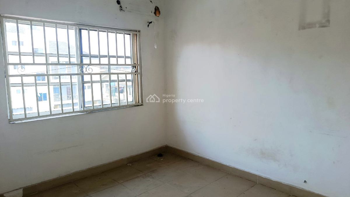 Spacious 3 Bedroom Flat with 3 Baths, Upstairs, By Hughes Avenue, Alagomeji, Yaba, Lagos, Office Space for Rent