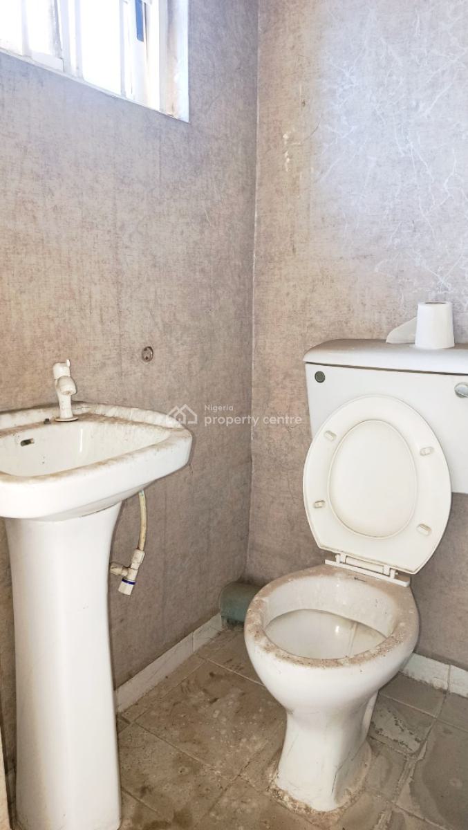 Spacious 3 Bedroom Flat with 3 Baths, Upstairs, By Hughes Avenue, Alagomeji, Yaba, Lagos, Office Space for Rent