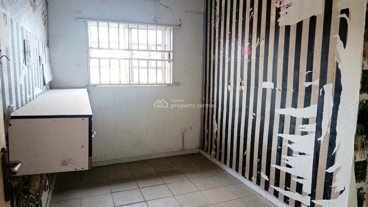 Spacious 3 Bedroom Flat with 3 Baths, Upstairs, By Hughes Avenue, Alagomeji, Yaba, Lagos, Office Space for Rent