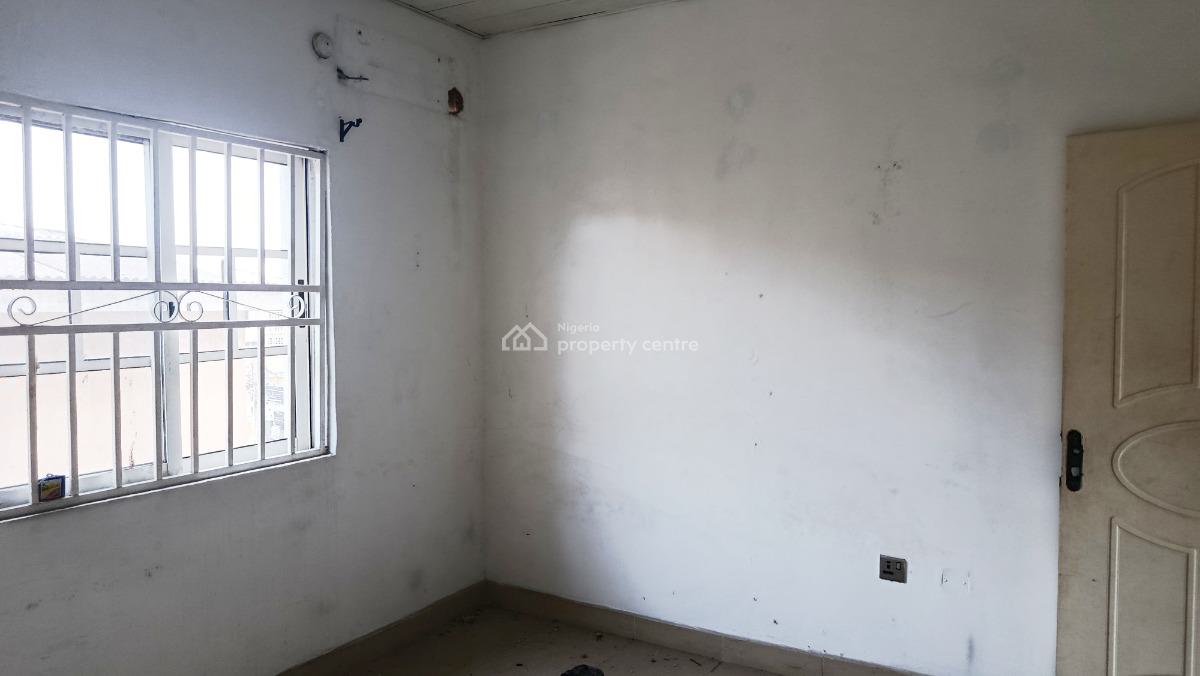 Spacious 3 Bedroom Flat with 3 Baths, Upstairs, By Hughes Avenue, Alagomeji, Yaba, Lagos, Office Space for Rent