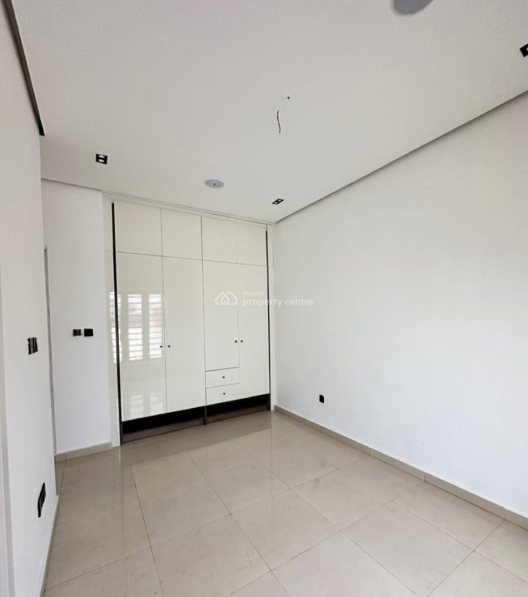 Serviced with 24/7 Power Supply 2 Bedroom En-suite Flat with an Open F, Lekki Phase 1, Lekki, Lagos, Flat / Apartment for Rent