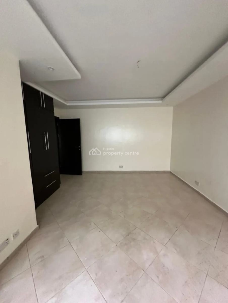 Well-finished 3 Bedroom En-suite Flat with an Enclosed Fitted Kitchen/, Lekki Phase 1, Lekki, Lagos, Flat / Apartment for Rent