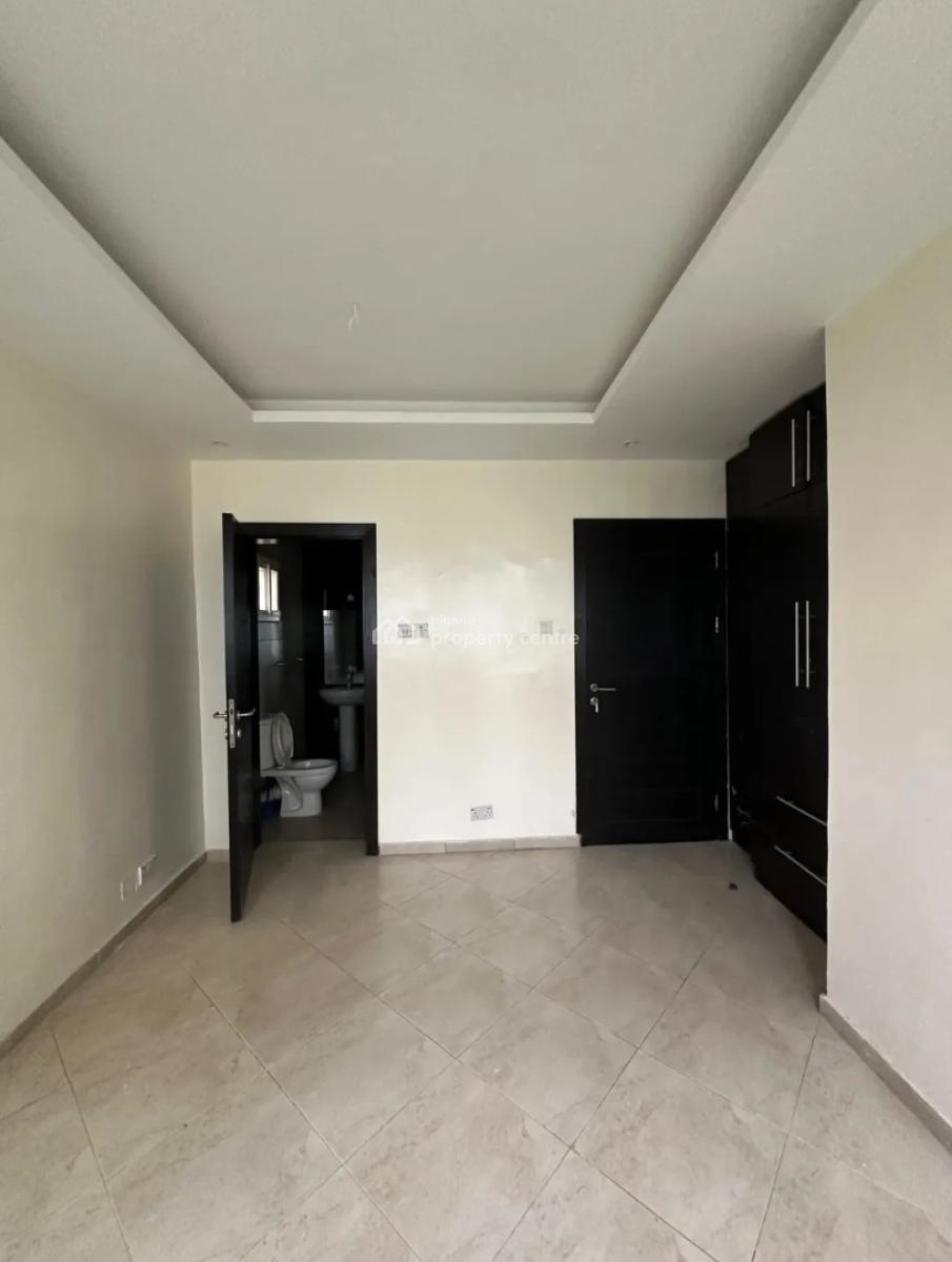 Well-finished 3 Bedroom En-suite Flat with an Enclosed Fitted Kitchen/, Lekki Phase 1, Lekki, Lagos, Flat / Apartment for Rent