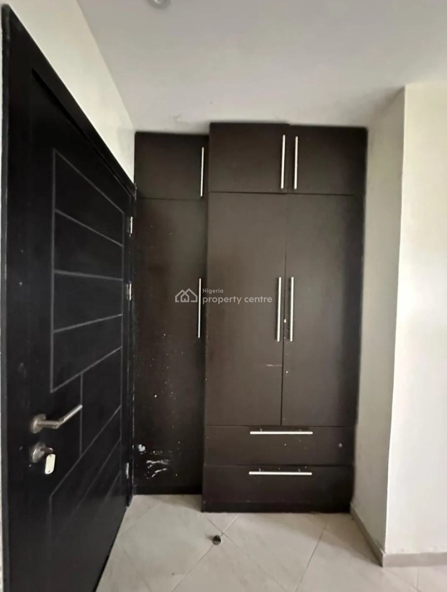 Well-finished 3 Bedroom En-suite Flat with an Enclosed Fitted Kitchen/, Lekki Phase 1, Lekki, Lagos, Flat / Apartment for Rent