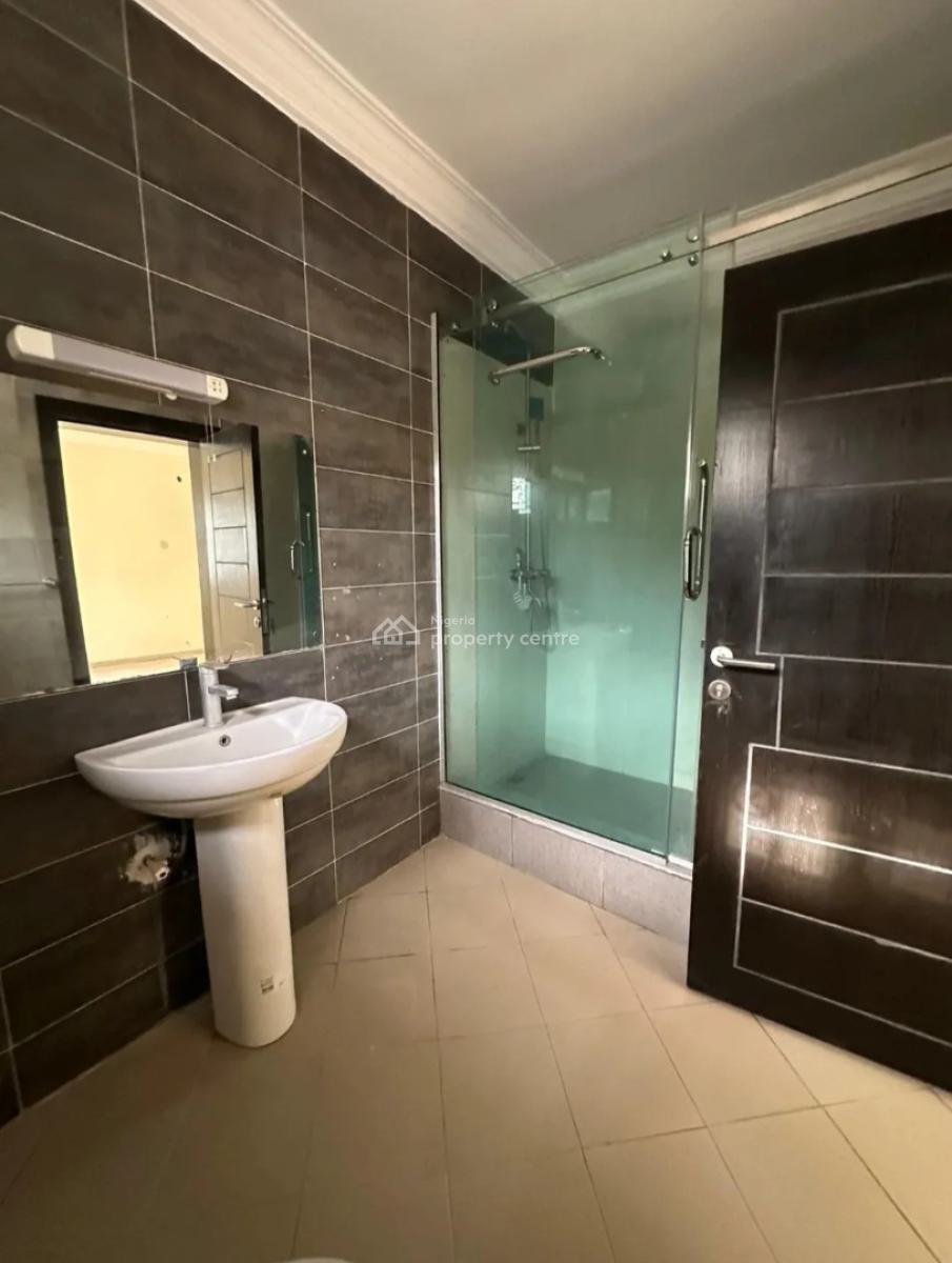 Well-finished 3 Bedroom En-suite Flat with an Enclosed Fitted Kitchen/, Lekki Phase 1, Lekki, Lagos, Flat / Apartment for Rent
